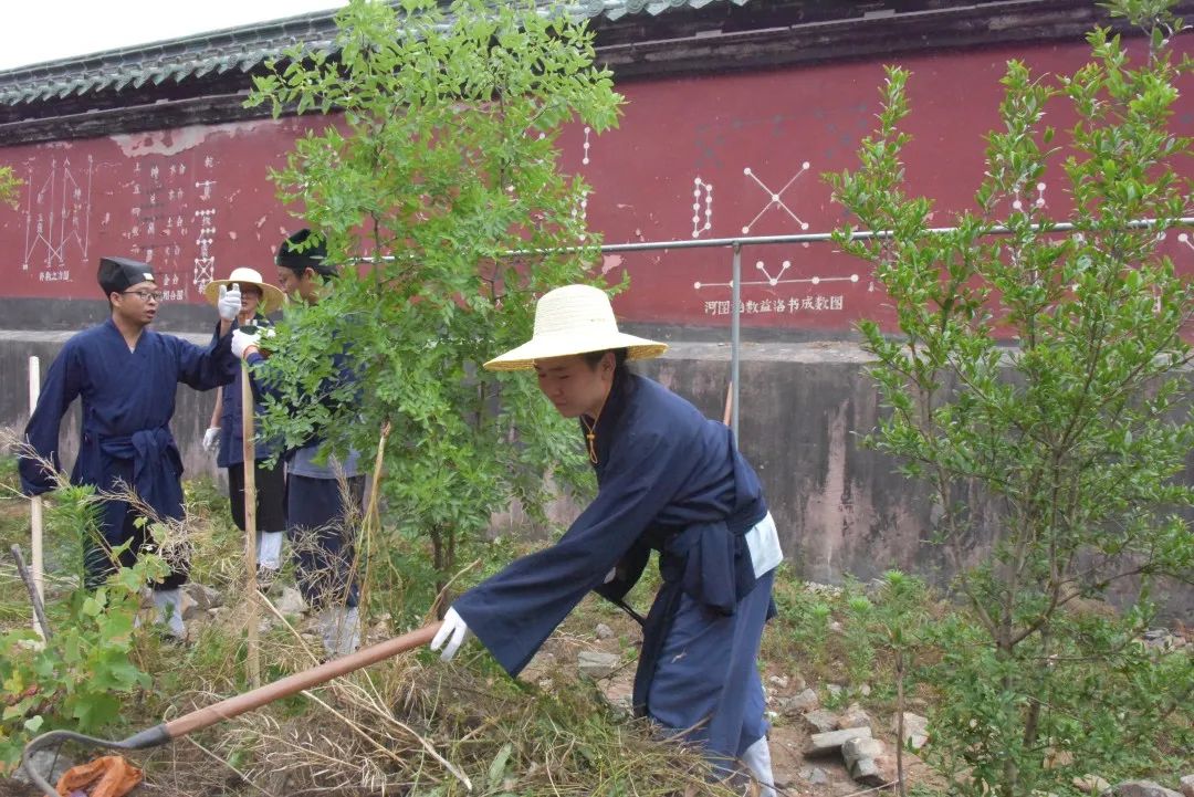 崇俭戒奢·农道合修——武当山江南娱乐在线登录账号
学院开展农耕实践