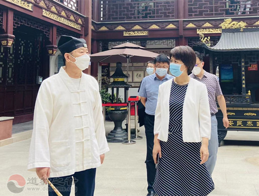 上海市黄浦区委常委、统战部长卢正走访检查上海白云观恢复限流开放的防疫工作