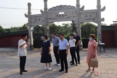 江苏省政协社会法制（民族宗教）委员会副主任李丽珍一行到镇江润州道院走访