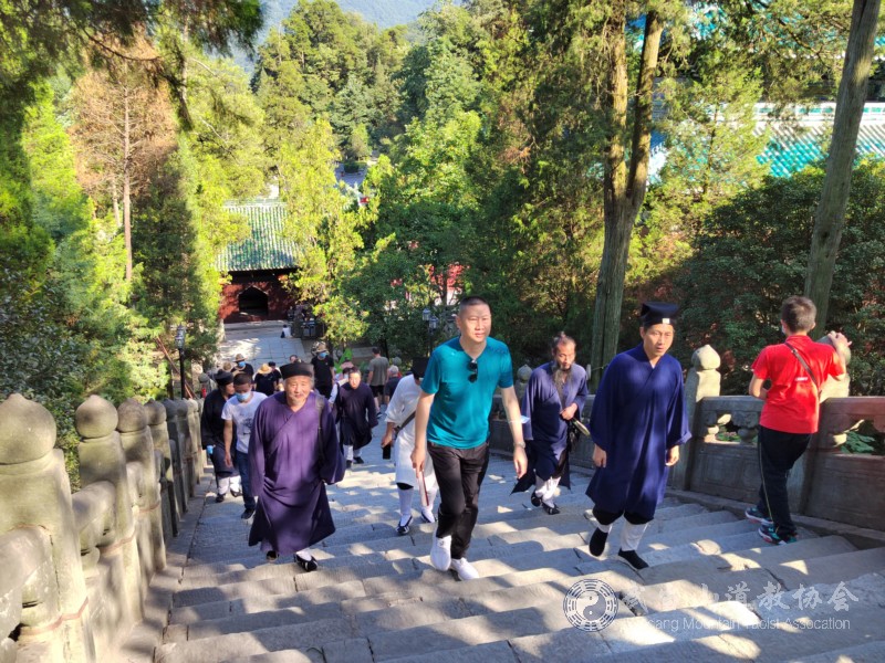 青岛市委统战部和道教协会一行赴武当山参访学习