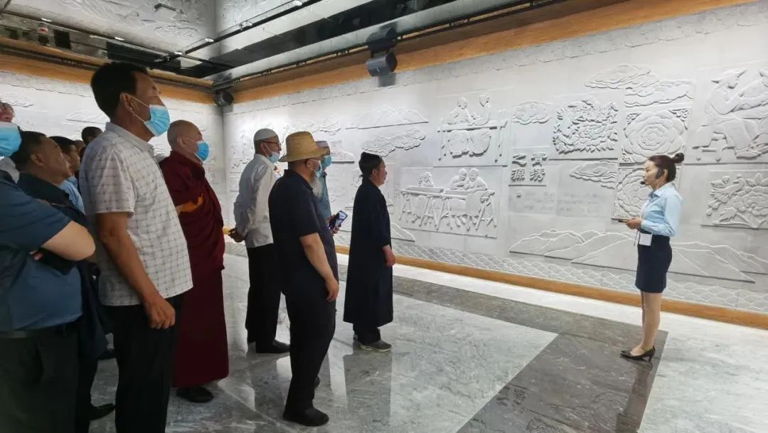 青海省海东市组织各宗教界代表人士开展河