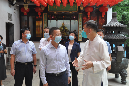 上海市人大常委会宗教事务条例执法检查组到上海城隍庙走访调研