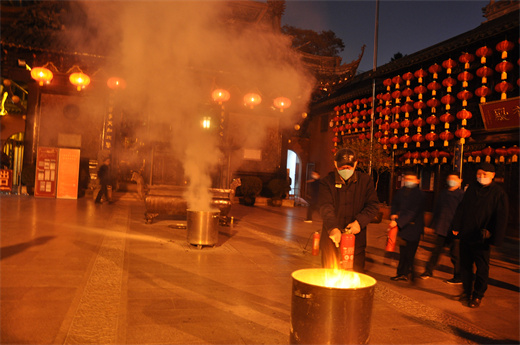 上海城隍庙举行春节消防演练