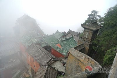 济南:正月初五迎财神 游客祈福热情高涨